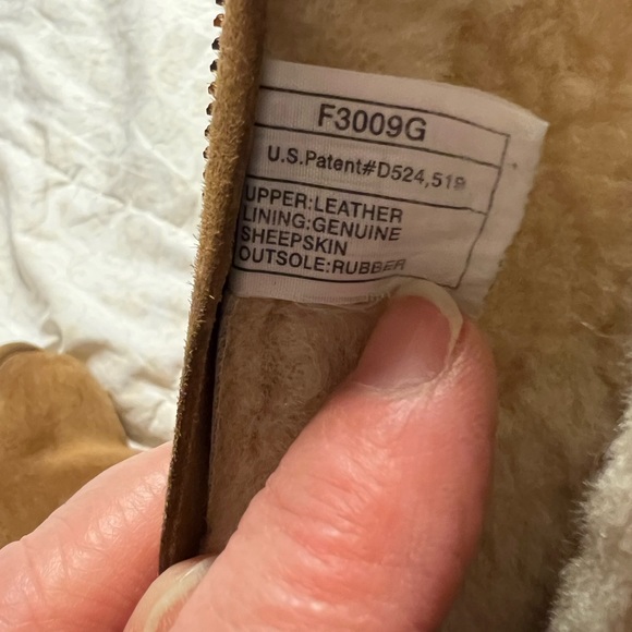 UGGS - Picture 2 of 7